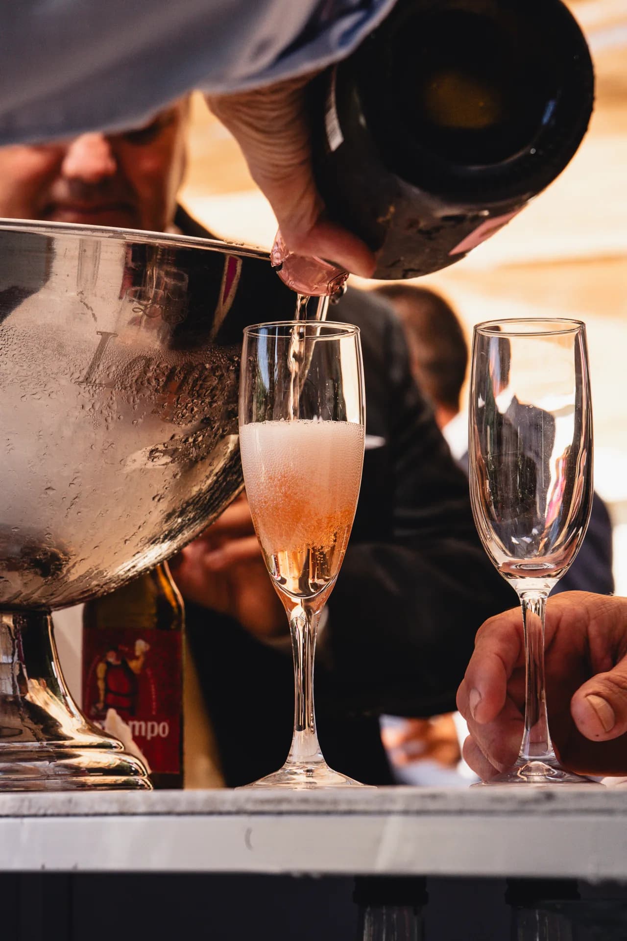 Botellas de Champagne preparadas para invitados