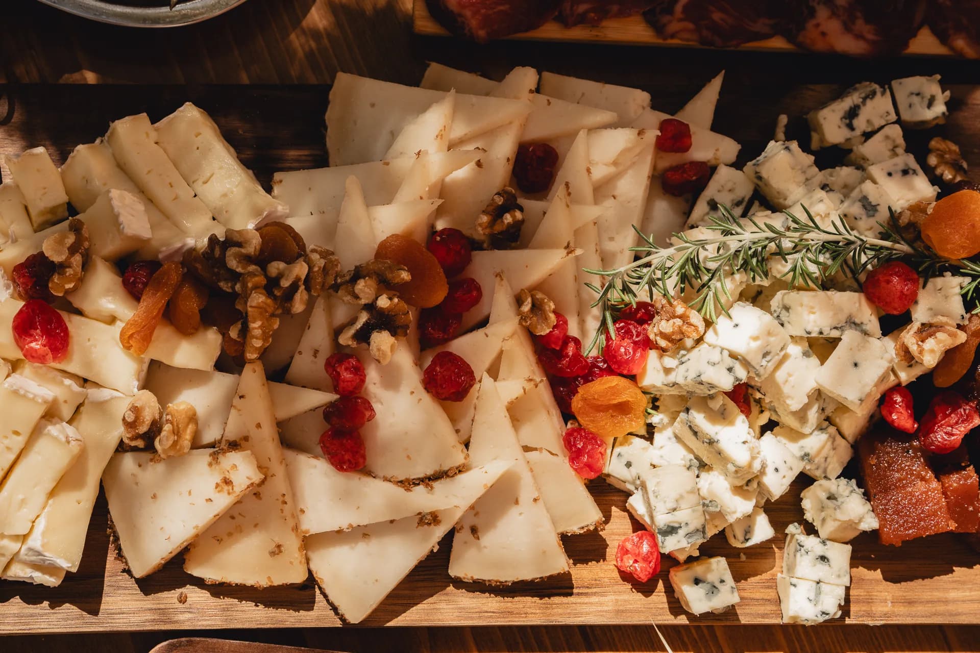 Tabla de quesos variados preparada para un servicio de catering