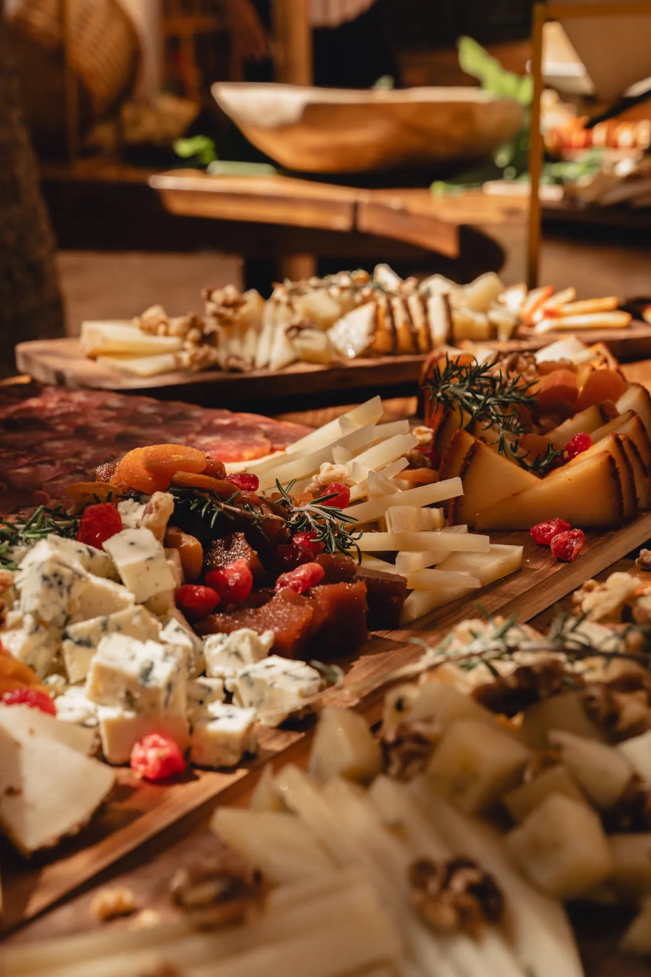Detalle de una mesa de quesos de catering