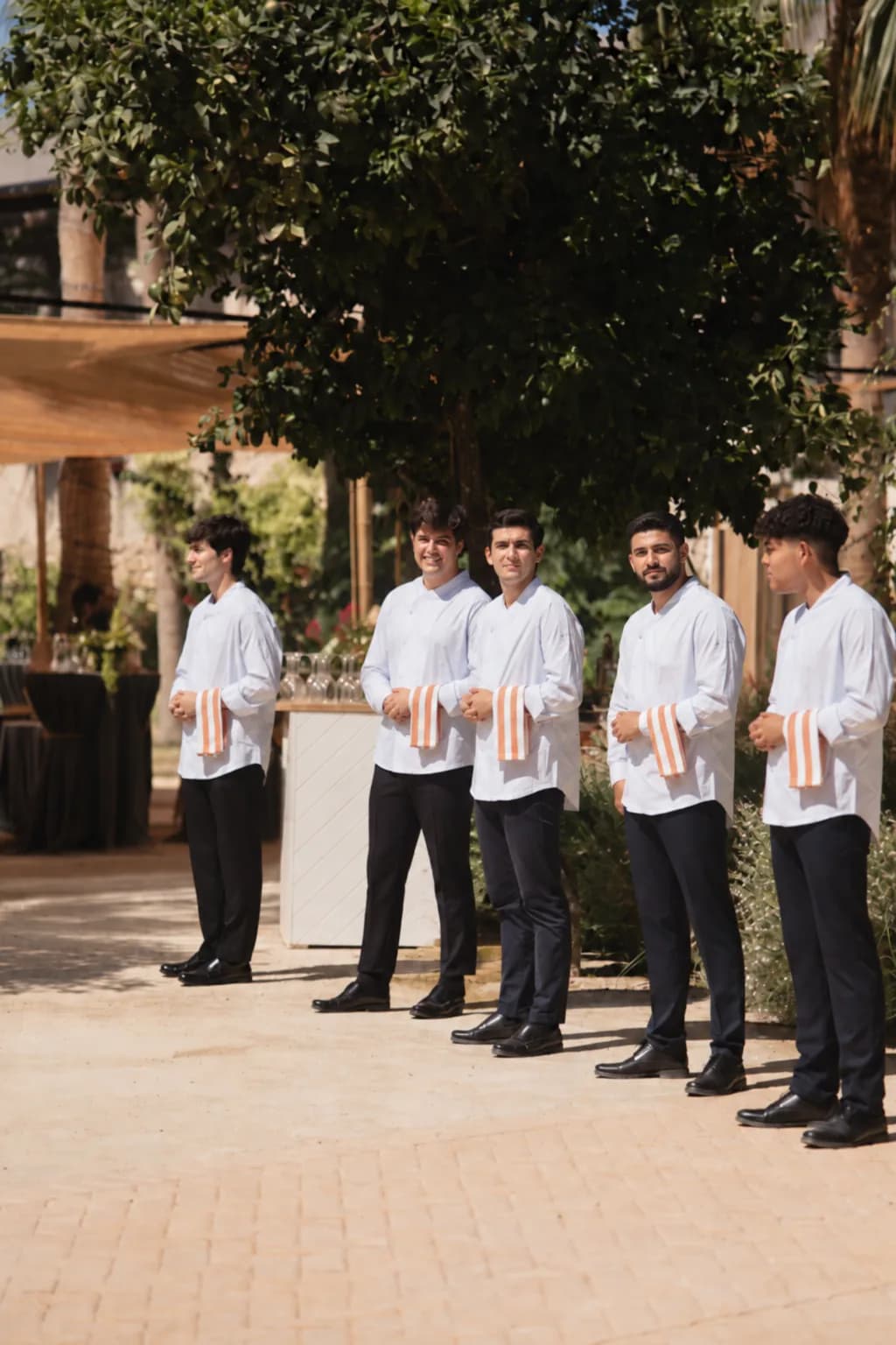 Profesionales de catering durante el montaje