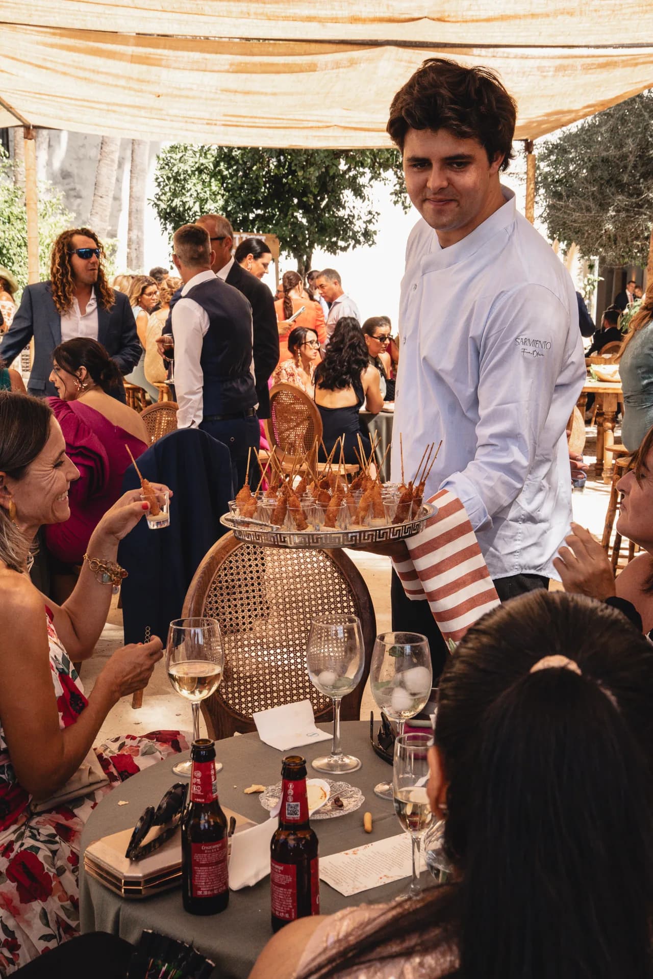 Equipo masculino de servicio en una celebración