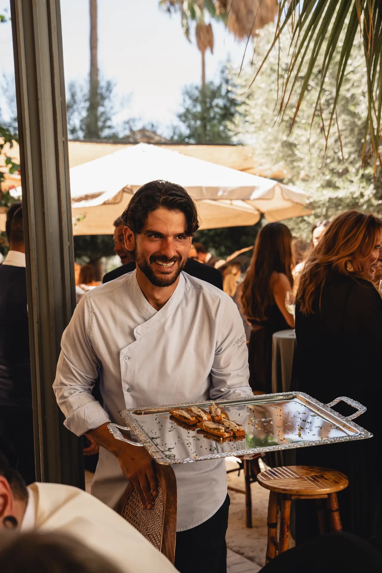 Personal de catering atendiendo un evento