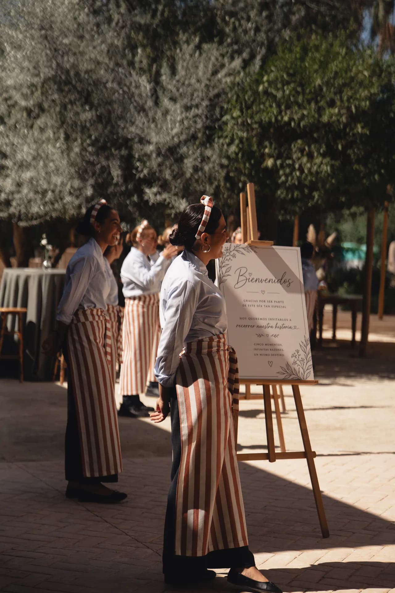 Profesional de catering atendiendo a los invitados