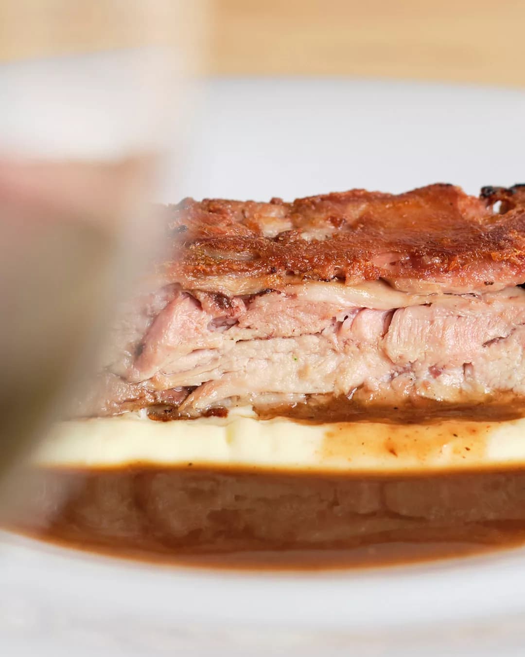Canelón de rabo de toro sobre parmentier