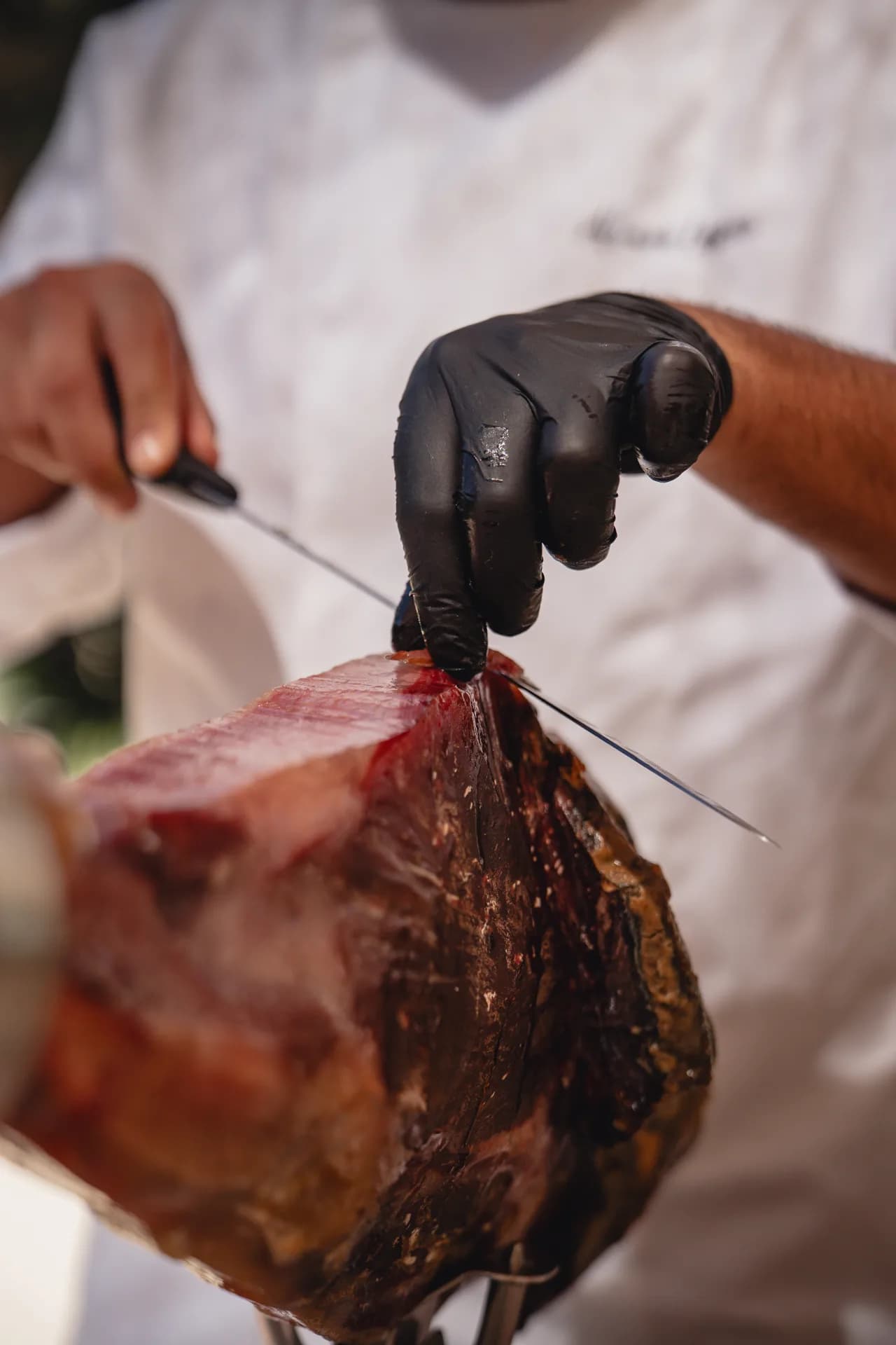 Cortador profesional de jamón durante el servicio