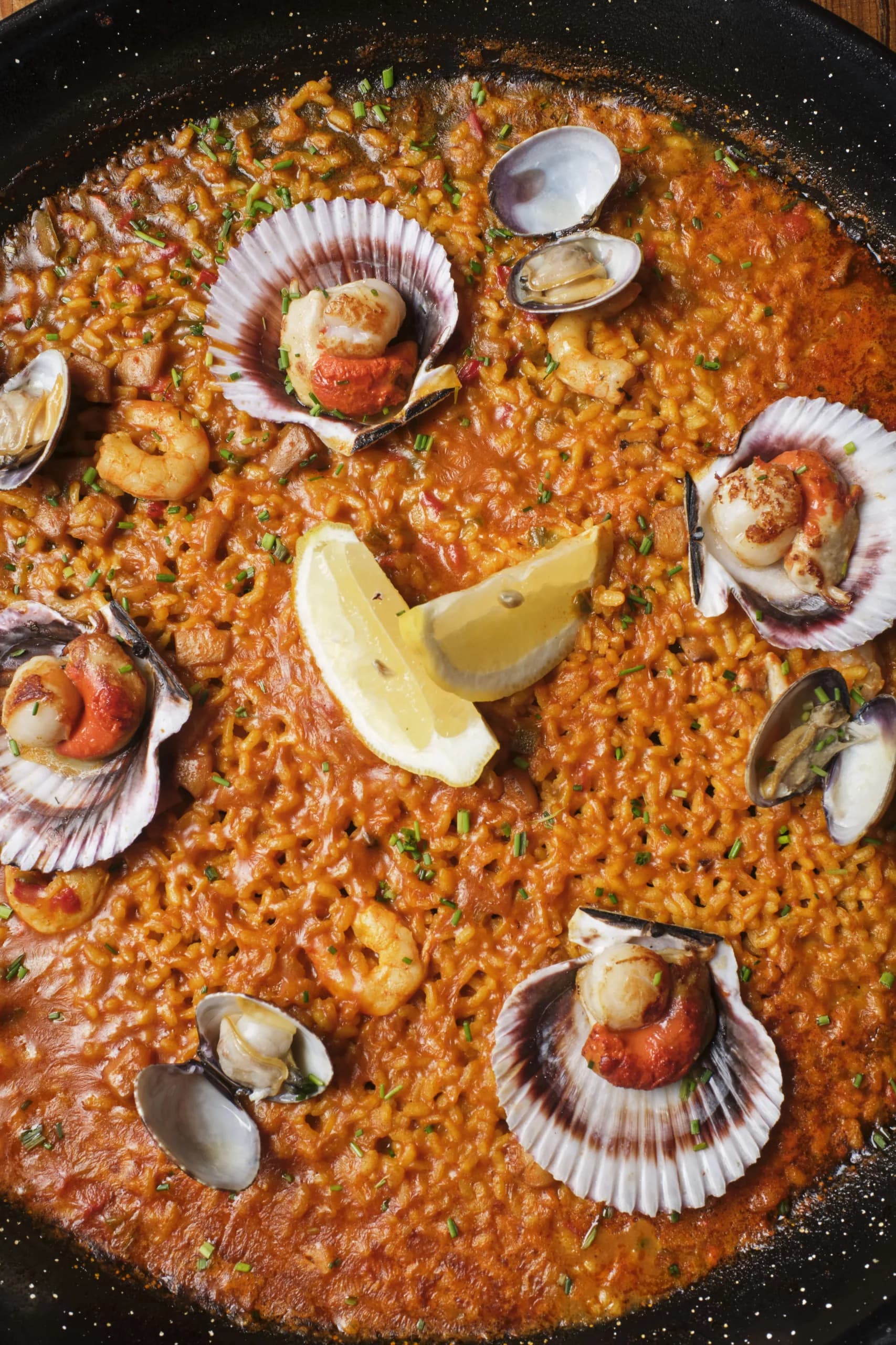 Arroz seco con zamburiñas, gambas y pescado
