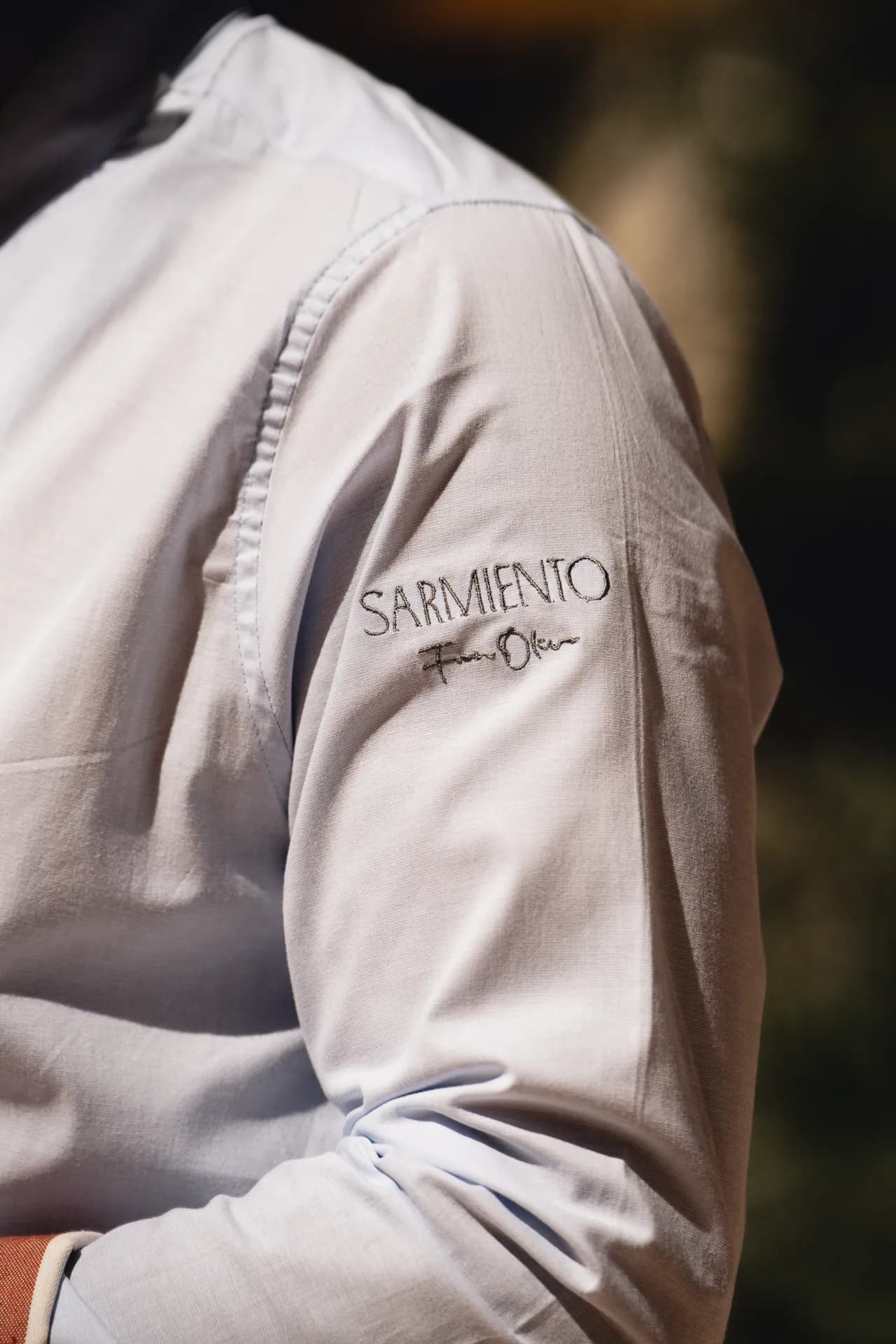 Detalle del uniforme del equipo de Sarmiento durante un evento