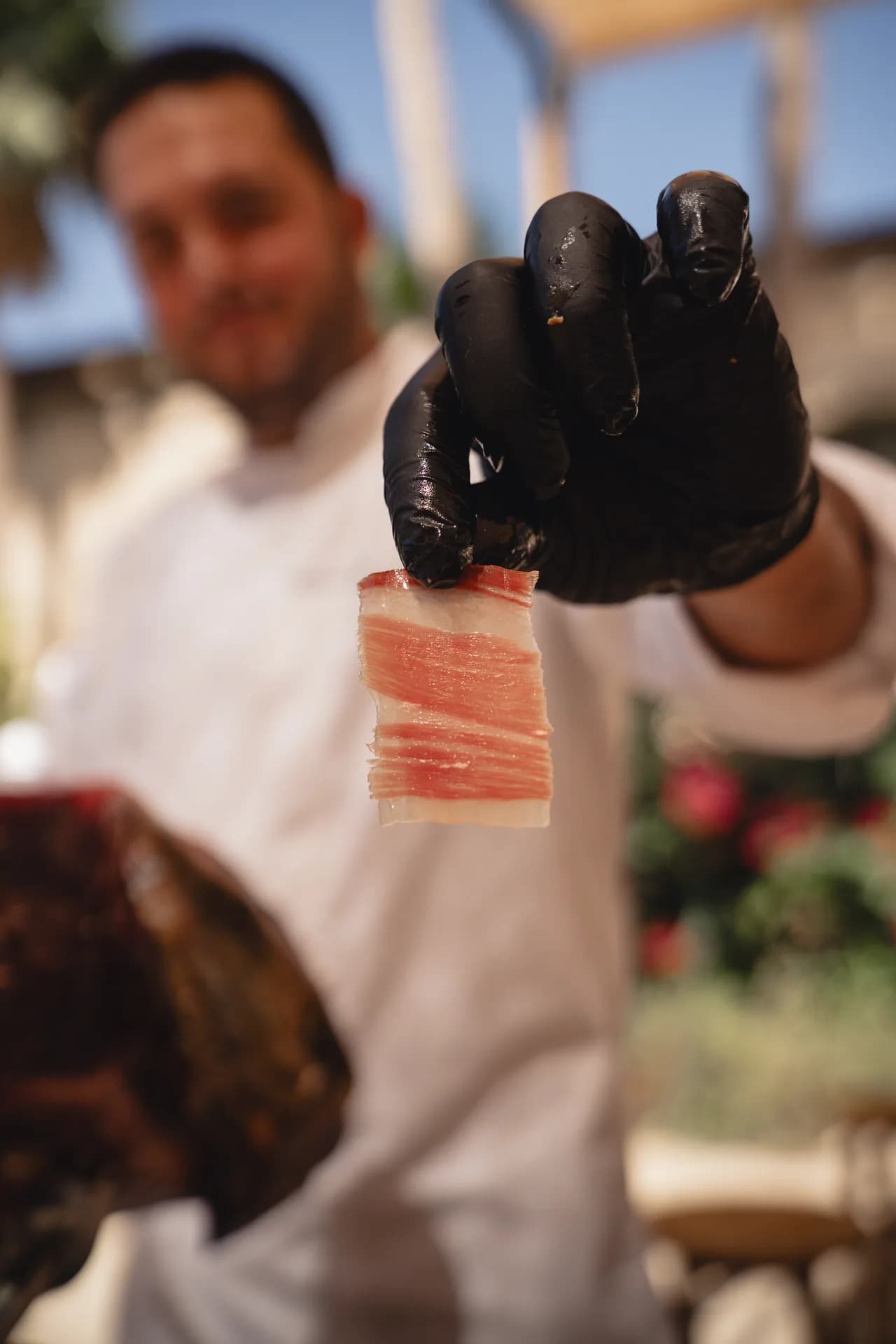 Equipo de Sarmiento sirviendo una mesa de celebración