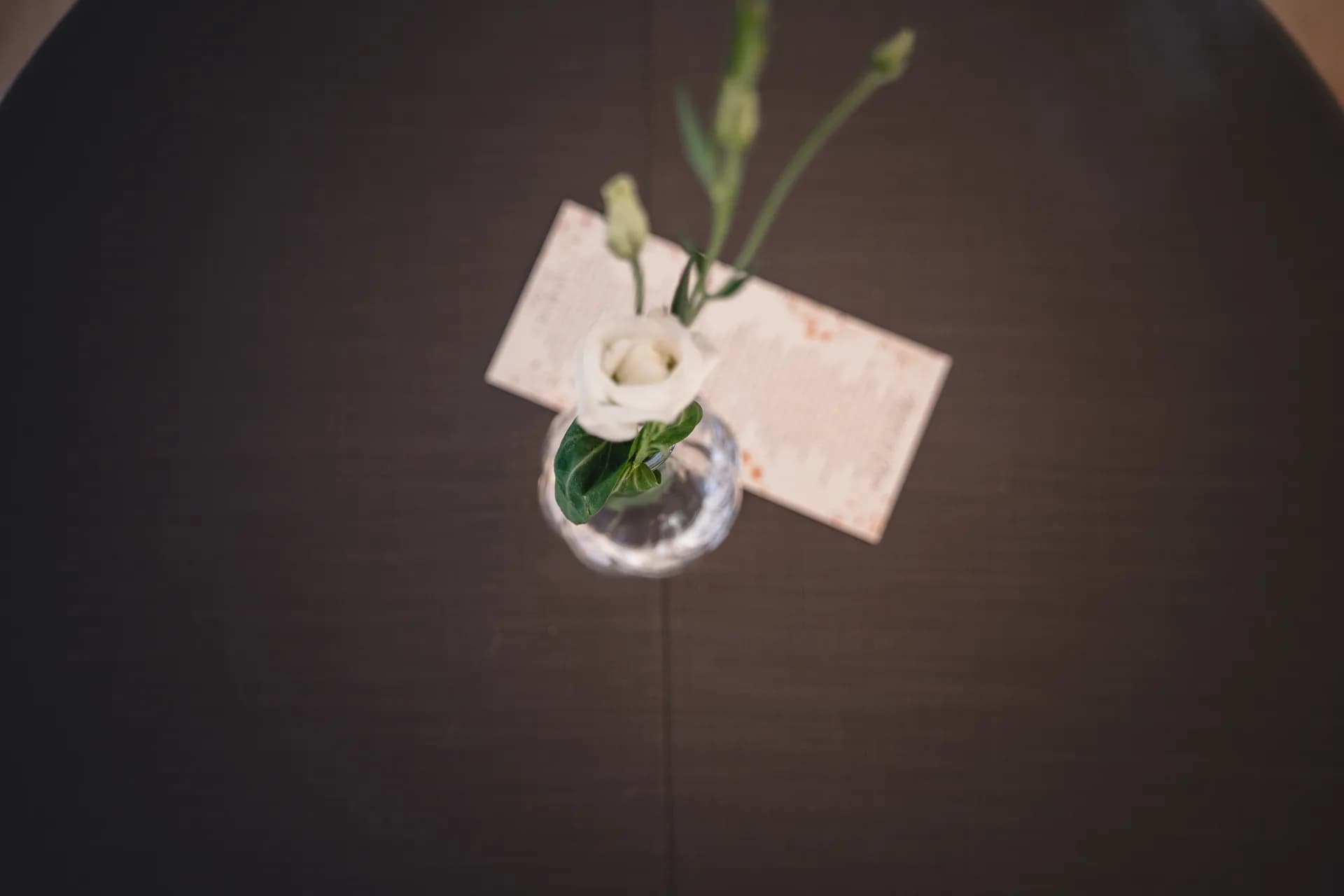 Detalle floral de una mesa de celebración